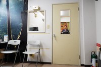 ミウラドルフィンズの低酸素室でトレーニングを行う佐田展隆社長