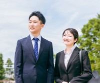 新社会人の男女※画像はイメージです（buritora/stock.adobe.com）