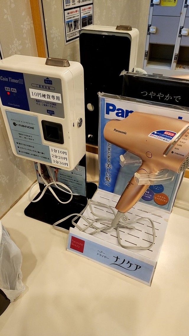 コインタイマーに10円入れると1分間使用できる。現在、10円で1分間動くコインタイマーは生産されていません（画像：天然温泉　清児の湯　Xより）