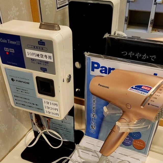 コインタイマーに10円入れると1分間使用できる。現在、10円で1分間動くコインタイマーは生産されていません（画像：天然温泉　清児の湯　Xより）