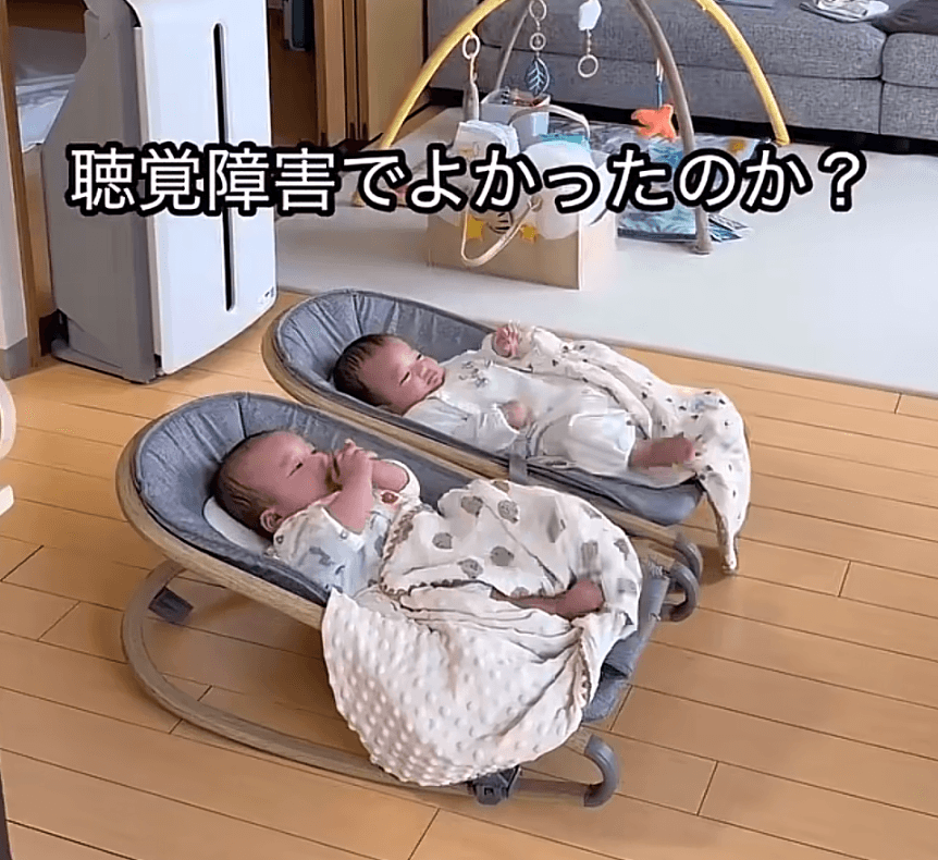 「工夫すれば双子育児もできる！」難聴の夫婦が奮闘した双子ちゃんとの1年（提供：@twins_deaf8さん）
