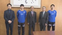 岡山市役所を訪れたトライフープ岡山の選手ら