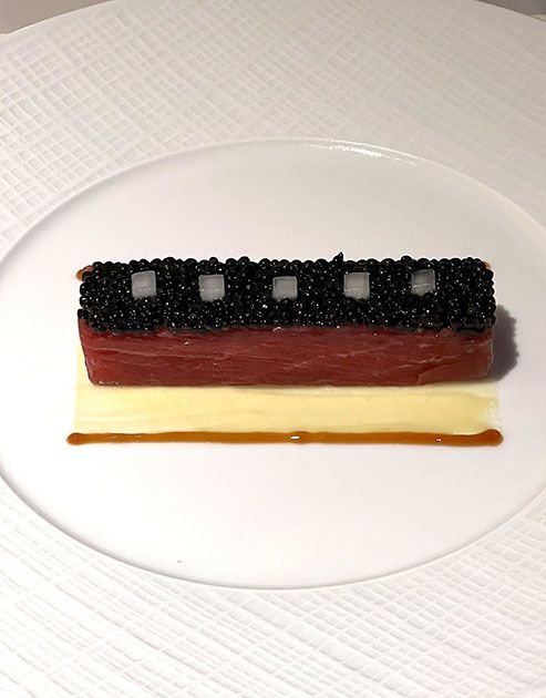 本マグロの漬け風マリネ、キャビア添え、わさび風味（北斎・冷前菜）＝上田寿美子撮影