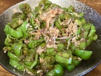 ピーマン、ししとう、万願寺とうがらし…どれか不明なものは輪切りにして醤油炒めに＝「騎空士鮫ミンよりも遠い場所」さんのX（@usa_akasa）より