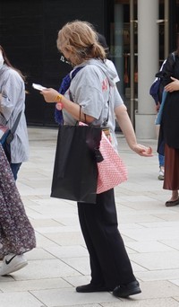 積極的に声をかける「あめおばちゃん」