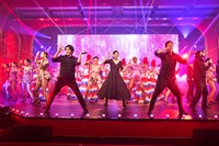 レーザービームを使った演出で観客を盛り上げました。