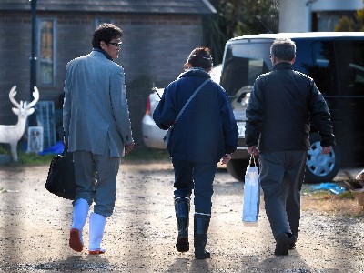 動物プロダクションで、ライオンにかまれ男女２人が重傷