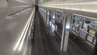 ギャラリーの窓からホームを見下ろせる（大国町駅）