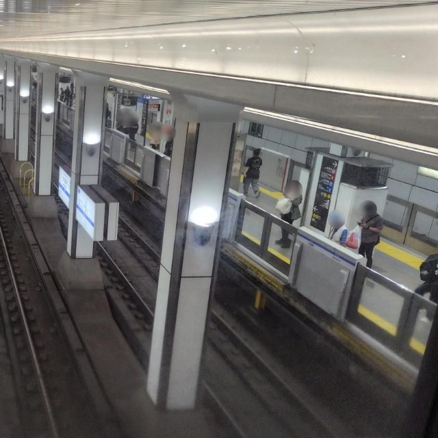 ギャラリーの窓からホームを見下ろせる（大国町駅）