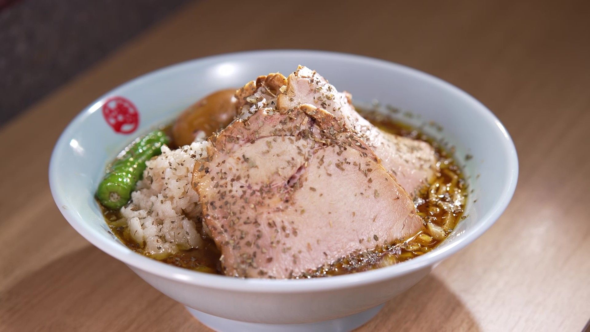 熊本に新ジャンル！一度食べるとクセになる“スパイスラーメン”「拉麺
