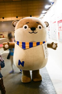 コンパニオンというより妖精枠？　独立行政法人自動車事故対策機構（NASVA：ナスバ）のナスバちゃん（やはり一人はキャラさんを入れたい）