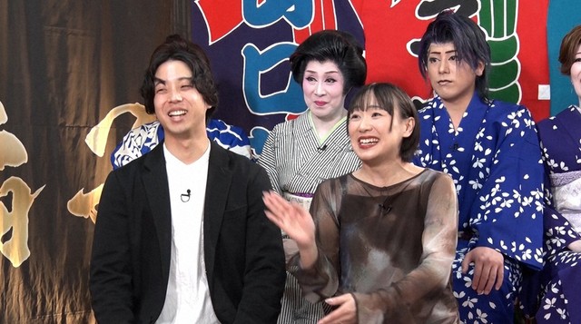 役者経験ゼロで劇団に飛び込んだ夫の辰一郎さん（左）と、妻のすみれさん（手前右）ⓒABCテレビ