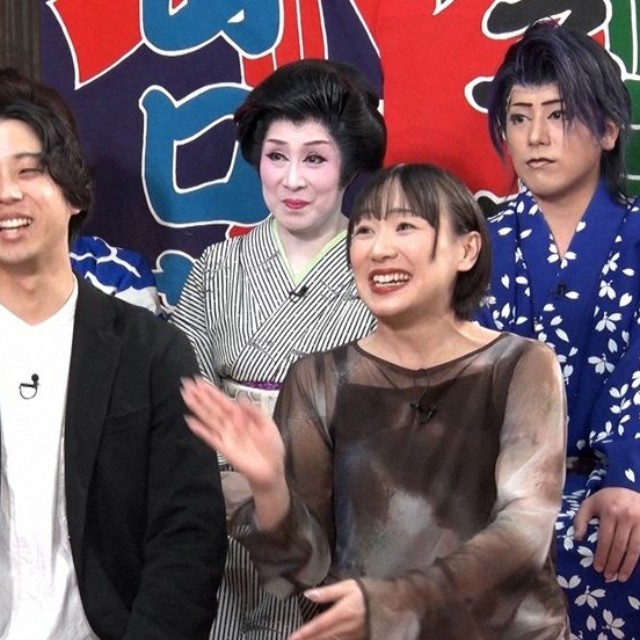 役者経験ゼロで劇団に飛び込んだ夫の辰一郎さん（左）と、妻のすみれさん（手前右）ⓒABCテレビ