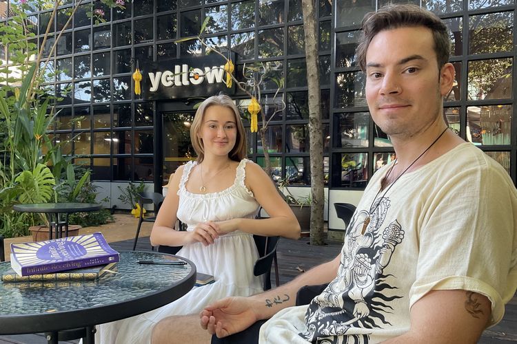 アメリカ出身の音楽プロデューサーWatashi（アーティスト名、手前）