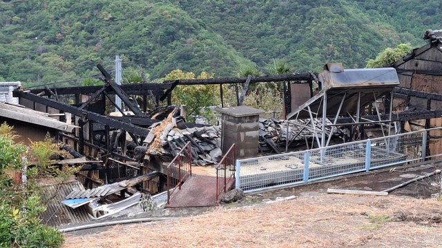 住宅火災の現場　香川県小豆島町　3日午前8時半ごろ