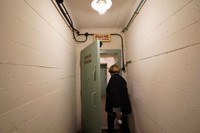 ワルシャワの鉄鋼メーカーにある冷戦時代の地下シェルター。「司令室」と書かれた扉を開けると除染室があり、さらに奥へと続く扉が見えた＝2023年6月5日、荒ちひろ撮影