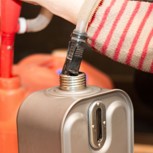 不注意で灯油が服につくこともしばしば…※画像はイメージです（KT/stock.adobe.com）