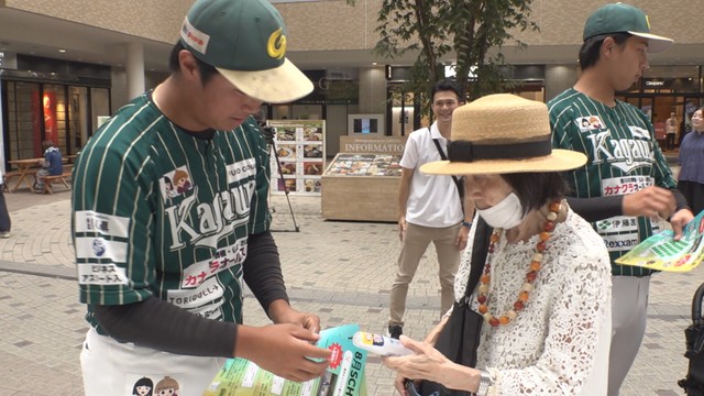 正しい虫よけの方法を伝える香川オリーブガイナーズの選手