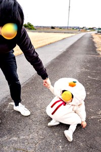 鏡餅姿でしゃがむ息子さん（画像提供：のっさん R6 9:3さん）