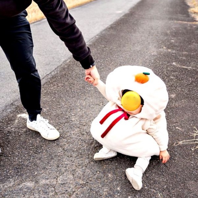 鏡餅姿でしゃがむ息子さん（画像提供：のっさん R6 9:3さん）