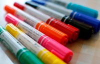 油性ペンの成分が容器を貫通してしまう可能性あり※画像はイメージです（八幡 和志/stock.adobe.com）