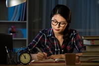 寝る前のひととき、机に向かって ※画像はイメージです（PR Image Factory/stock.adobe.com）