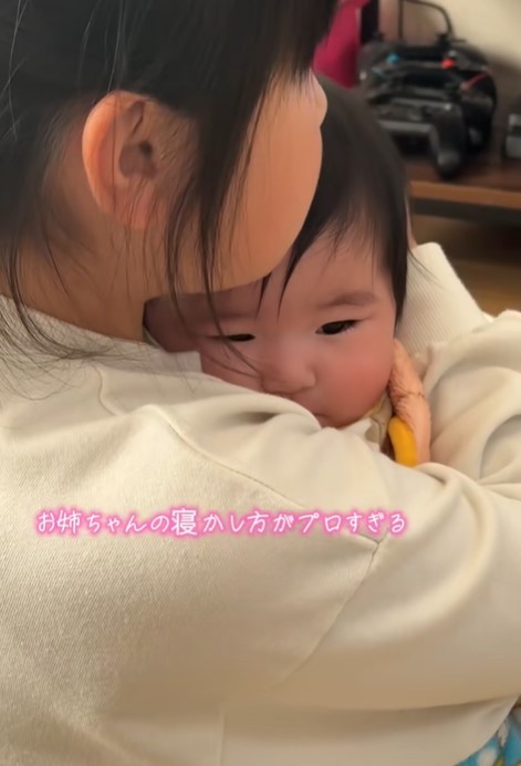 妹ちゃんを支え、微動だにせず前を見つめるお姉ちゃん（提供：＠mmm_071929さん）
