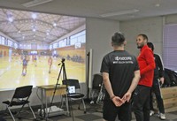衛星ブロードバンドシステムを使って遠く離れた子どもたちにサッカーを教える京都サンガのトゥーリオ選手（左から２人目）ら＝城陽市・サンガタウン城陽
