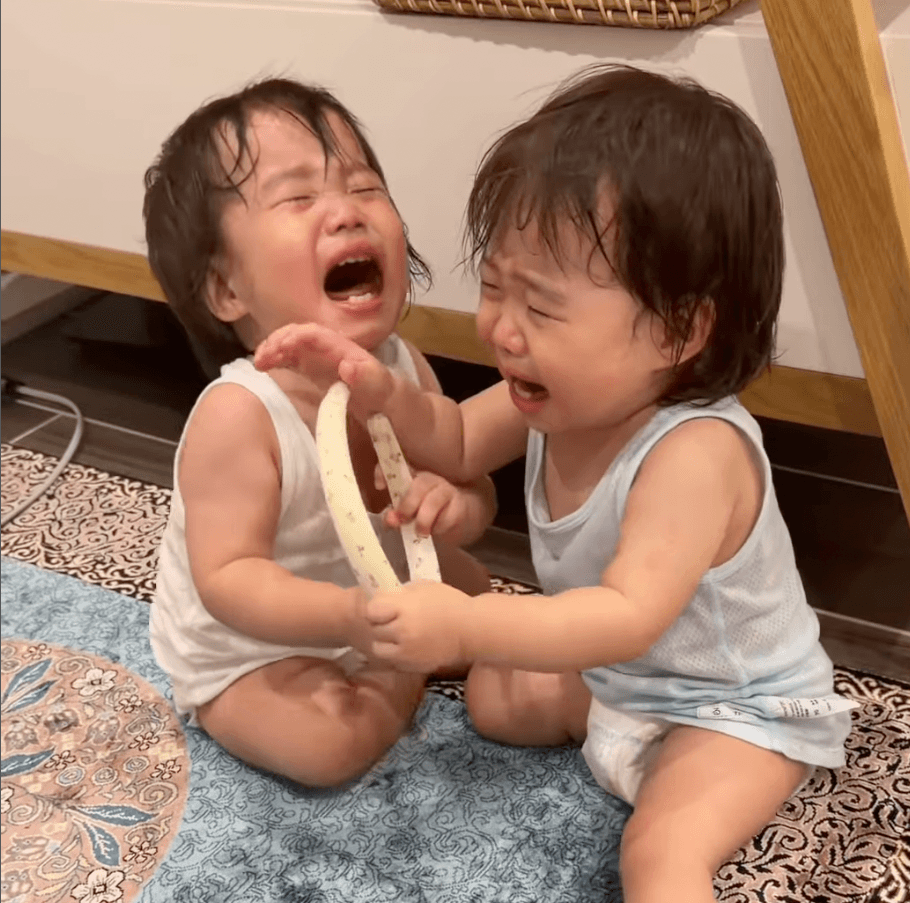 双子兄弟がケンカで大号泣…！そこに現れたのは…？（提供：@moontwins.0810さん）