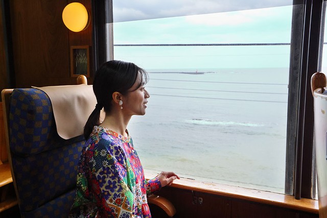 青島駅以降はしばらく大海原の景色が広がる。潮の満ち引きによるが、鬼の洗濯板なども車窓から見ることができる