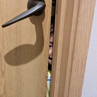 ふと見上げると…トイレにいるママをのぞく息子さん（画像提供：ちぬ 3yさん）