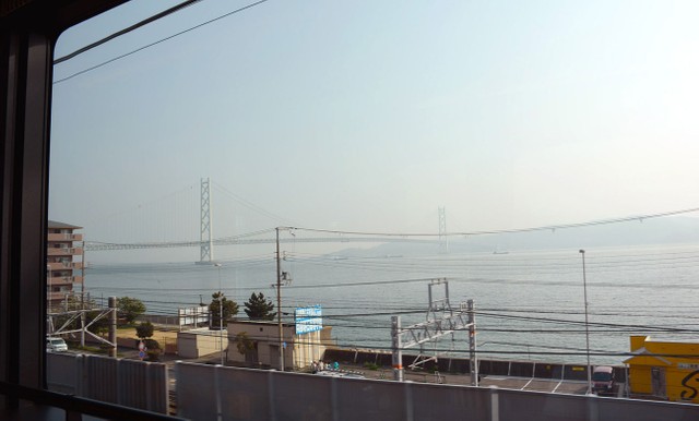 車窓からは明石海峡大橋を眺めることも（トワイライトエクスプレス瑞風）
