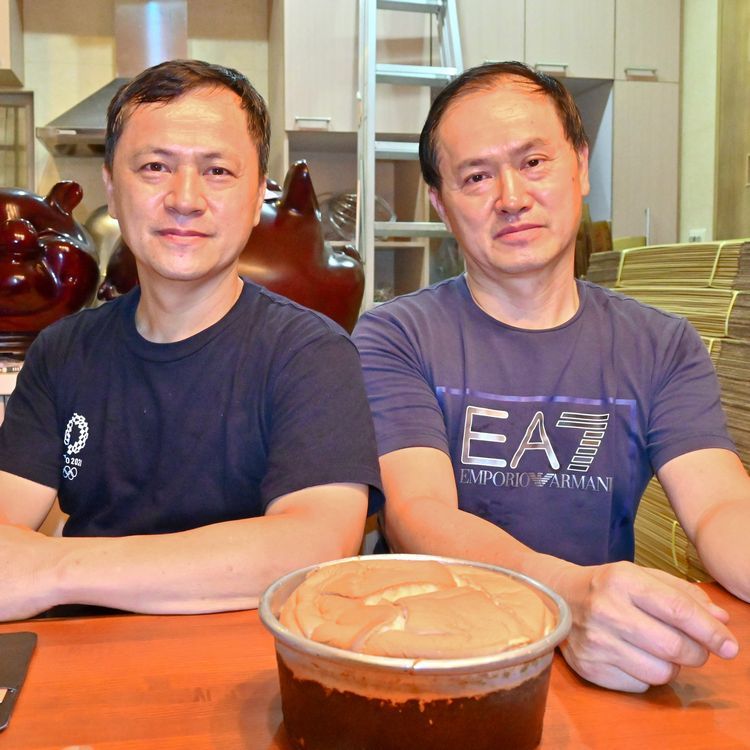 家業の菓子店を継ぎ、台湾カステラを開発した長男の黄貴和さん（右）と次男の黄国慶さん