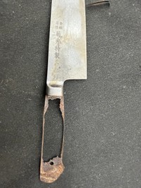こちらは参考品。錆が広がり、柄の中の金属部分がスカスカになっている（横須賀菊秀刃物店提供）