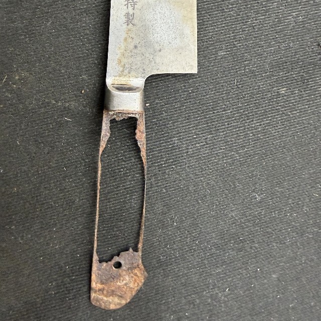 こちらは参考品。錆が広がり、柄の中の金属部分がスカスカになっている（横須賀菊秀刃物店提供）