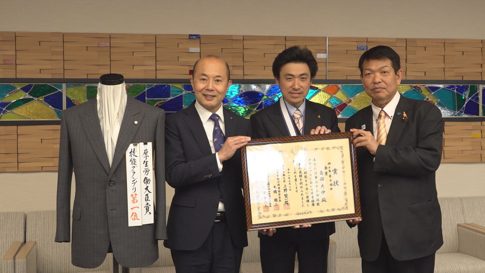 技能グランプリ“金賞” 老舗紳士服専門店の4代目が市長を表敬 | 長崎