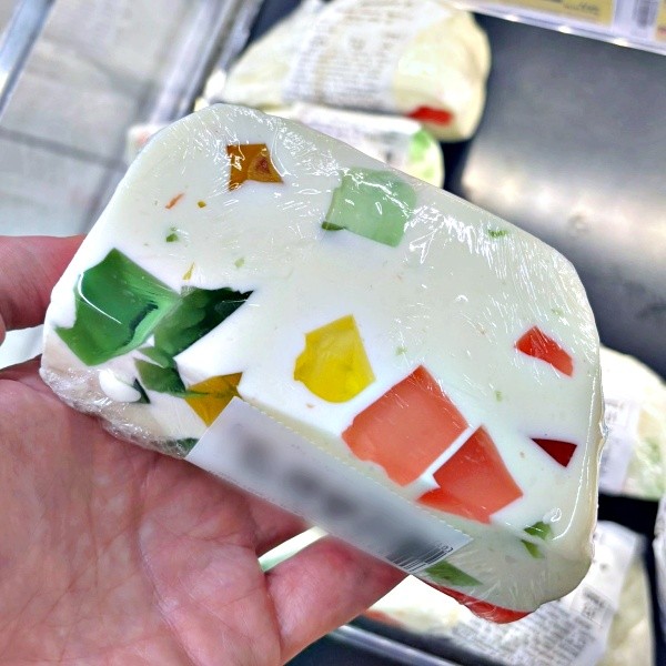ラトビアの一般的なスーパーで売られているケーキ（画像提供：ラトビア人ロマンさん）