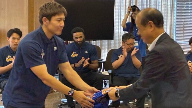 バスケットボールB3・トライフープ岡山の選手が岡山市長にシーズン終了を報告　2025－26シーズンは4位
