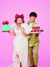 「ゼクシィ」1月号（リクルート）に登場したフォーリンラブ・バービー（左）