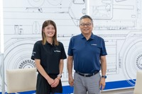 佐伯絵美選手とタダノ・氏家俊明社長（タダノ提供）
