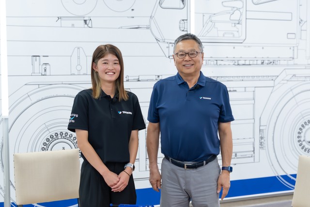 佐伯絵美選手とタダノ・氏家俊明社長（タダノ提供）