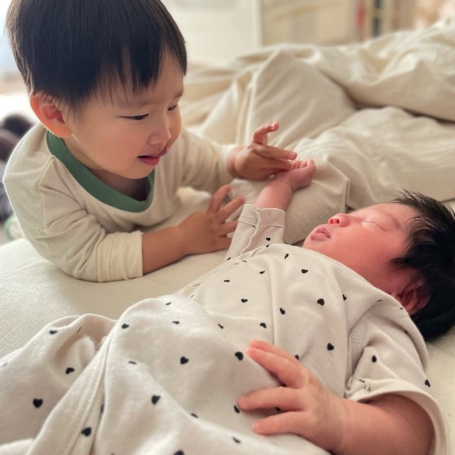 優しい表情で弟くんを見つめるお兄ちゃん（提供：＠yuki_snow_mmmさん）
