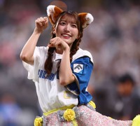 きつねダンスを踊るSWEET STEADY・山内咲奈＝エスコンフィールド北海道