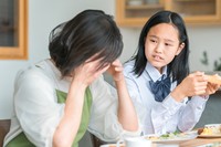 母が明らかに不調…これって更年期の症状なの？　写真はイメージです（buritora/stock.adobe.com）