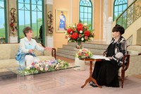 黒柳徹子さん（右）とトークを展開するロザンナさん
