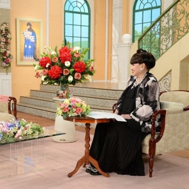 黒柳徹子さん（右）とトークを展開するロザンナさん
