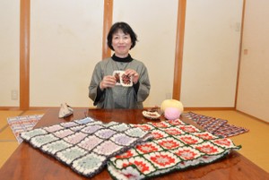 真庭から被災地へぬくもりを　手編みのひざ掛けやマフラーに込めた思い