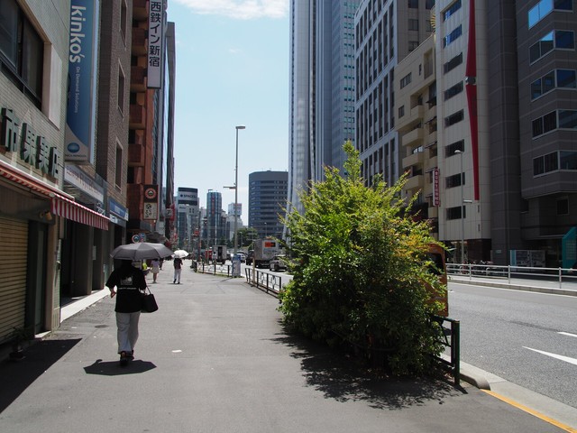 青梅街道で新宿西口駅へ向かう