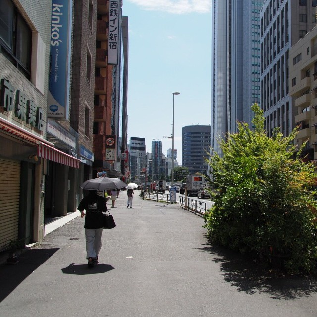 青梅街道で新宿西口駅へ向かう
