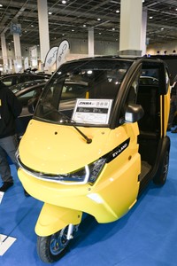 側車付き軽二輪扱いで三人乗りができるEV